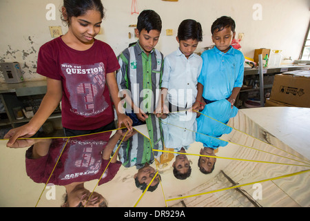 Bau von tragbaren Solarkocher im Muni Seva Ashram in Bilgoraj, in der Nähe von Vadodara, Indien. Stockfoto