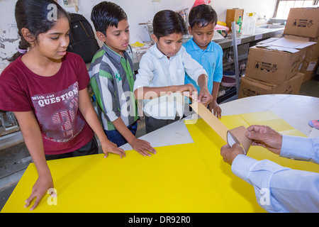 Bau von tragbaren Solarkocher im Muni Seva Ashram in Bilgoraj, in der Nähe von Vadodara, Indien. Stockfoto