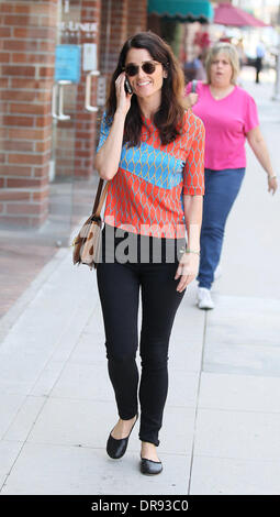 Schauspielerin Robin Tunney unterwegs in Beverly Hills gesehen im Chat auf ihrem Handy. Los Angeles, Kalifornien - 13.06.12 Stockfoto