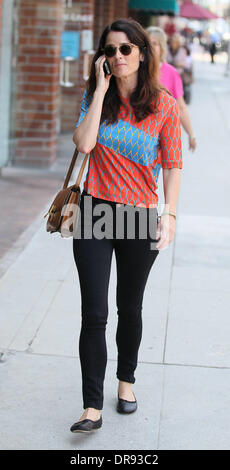 Schauspielerin Robin Tunney unterwegs in Beverly Hills gesehen im Chat auf ihrem Handy. Los Angeles, Kalifornien - 13.06.12 Stockfoto