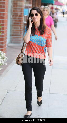 Schauspielerin Robin Tunney unterwegs in Beverly Hills gesehen im Chat auf ihrem Handy. Los Angeles, Kalifornien - 13.06.12 Stockfoto