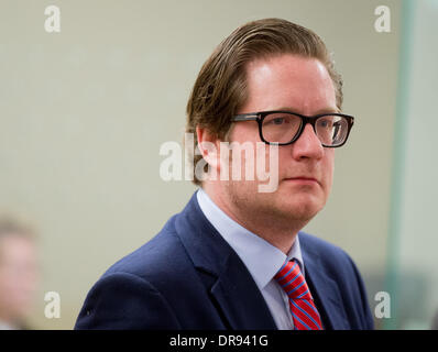 Hannover, Deutschland. 22. Januar 2014. Mitangeklagten David Groenewold steht in das Landgericht Hannover, 22. Januar 2014. Der ehemalige deutsche Bundespräsident Wulff steht vor Gericht für die Annahme von Vorteilen. Foto: JULIAN STRATENSCHULTE/Dpa/Alamy Live News Stockfoto