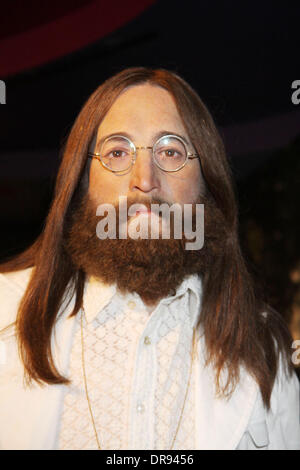 John Lennon Wachsfigur Wachsfiguren der Beatles bei Madame Tussauds enthüllt werden.  Die Enthüllung kommt vor Paul McCartney am 18. Juni 2012 seinen 70. Geburtstag feiert. New York City, USA - 14.06.12 Stockfoto