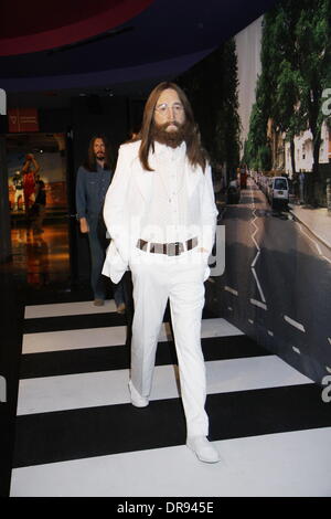 John Lennon Wachsfigur Wachsfiguren der Beatles bei Madame Tussauds enthüllt werden.  Die Enthüllung kommt vor Paul McCartney am 18. Juni 2012 seinen 70. Geburtstag feiert. New York City, USA - 14.06.12 Stockfoto