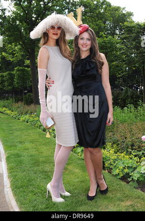 Atmosphäre - Mode - Hüte Royal Ascot in Ascot Racecourse - Tag 1 Berkshire, England - 19.06.12 Stockfoto