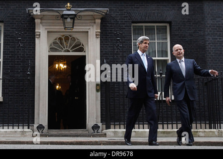 US Secretary Of State John Kerry (L) und sein britischer Amtskollege William Hague (R) außerhalb Nummer 10 Downing Street vor ihrer Stockfoto