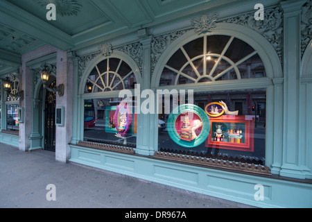 Fortnum und Mason Fenster anzeigen bei 181 Piccadilly im Londoner West End Stockfoto