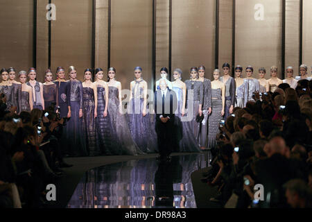 Paris, Frankreich. 21. Januar 2014. Der italienische Designer Giorgio Armani präsentiert seine Kollektion Frühjahr/Sommer 2014 während der Paris Haute Couture Fashionweek in Paris, Frankreich, 21. Januar 2014. Paris Haute Couture Modenschauen laufen bis 22. Januar 2014. Foto: Hendrik Ballhausen/Dpa/Alamy Live News Stockfoto