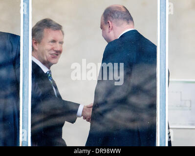 Hannover, Deutschland. 22. Januar 2014. Der ehemalige deutsche Bundespräsident Christian Wulff begrüßt seinen ehemaligen Sprecher Olaf Glaeseker (R) an das Landgericht Hannover, 22. Januar 2014. Der ehemalige deutsche Bundespräsident Wulff steht vor Gericht für die Annahme von Vorteilen. Foto: JULIAN STRATENSCHULTE/Dpa/Alamy Live News Stockfoto