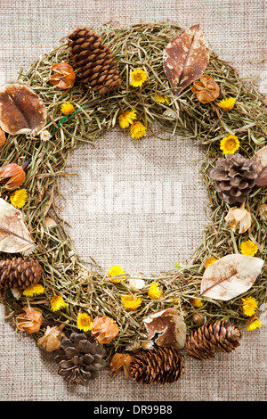 ein Kranz mit Herbstlaub und Nüssen Stockfoto