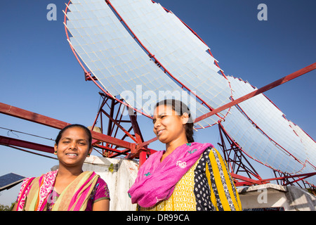 Solarkocher im Muni Seva Ashram in Bilgoraj, in der Nähe von Vadodara, Indien. Stockfoto