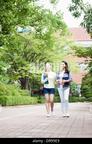 Studenten, die zu Fuß in der Campus-reden Stockfoto