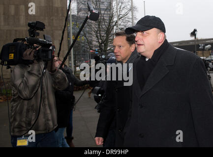 Hannover, Deutschland. 22. Januar 2014. OLAF Glaeseker, ehemaliger Bundespräsident Christian Wulff, ehemaliger Sprecher kommt an das Landgericht Hannover, 22. Januar 2014. Der ehemalige deutsche Bundespräsident Wulff steht vor Gericht für die Annahme von Vorteilen. Foto: JULIAN STRATENSCHULTE/Dpa/Alamy Live News Stockfoto