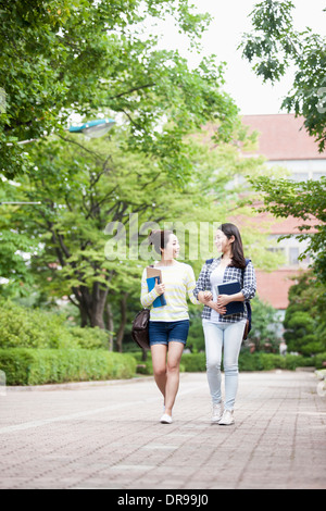Studenten, die zu Fuß in der Campus-reden Stockfoto