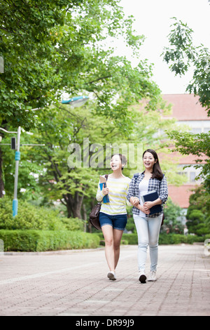 Studenten, die zu Fuß in der Campus-reden Stockfoto