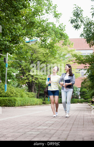 Studenten, die zu Fuß in der Campus-reden Stockfoto