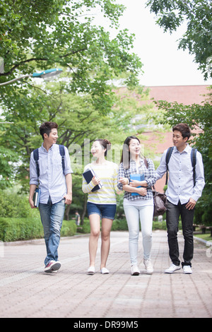 Studenten auf dem Campus zusammen spazieren Stockfoto
