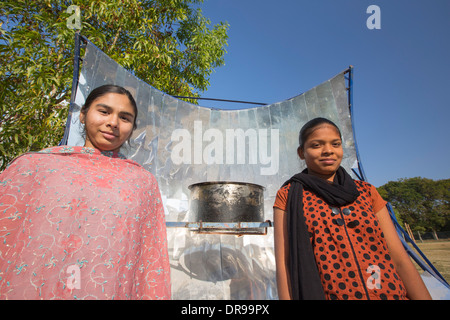 Solarkocher im Muni Seva Ashram in Bilgoraj, in der Nähe von Vadodara, Indien. Stockfoto