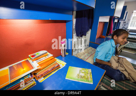 Eine Mädchen-Wohnheim mit Nachttischlampen angetrieben durch Sonnenkollektoren im Muni Seva Ashram in Bilgoraj, in der Nähe von Vadodara, Indien. Stockfoto