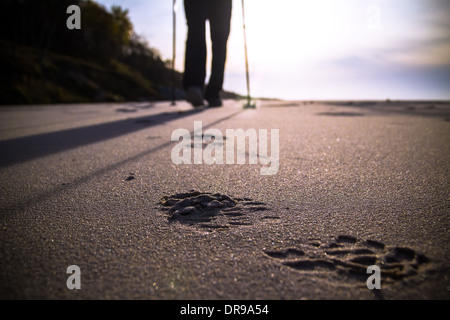 Füße pflegen, Mann-nordic-walking am Strand Stockfoto