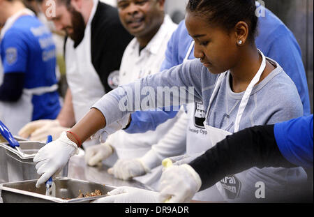 Washington, DC, USA. 20. Januar 2014. Sasha Obama beteiligt sich an einem ehrenamtlichen Projekt bei DC-Zentralküche in Gedenken an Martin Luther King, Jr. Day Service und zu Ehren von Dr. King Leben und Vermächtnis am Montag, 20. Januar 2014 in Washington DC. Bildnachweis: Olivier Douliery / Pool über CNP Credit: Dpa picture-Alliance/Alamy Live News Stockfoto