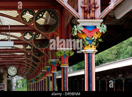 Restauriertes gusseisernes Laub auf den Kapitellen des Baldachins am Bahnhof Malvern, Worcestershire. Stockfoto