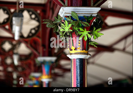 Restauriertes, ornamentales gusseisernes Laub auf den Kapitellen des Baldachins am Bahnhof Malvern in Worcestershire. Stockfoto