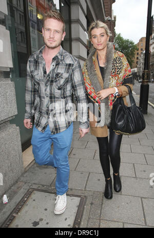 Matthew Wolfenden und Charley Webb "Emmerdale" out and about in Mayfair, London, England - 23.06.12 Stockfoto