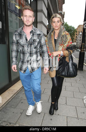 Matthew Wolfenden und Charley Webb "Emmerdale" out and about in Mayfair, London, England - 23.06.12 Featuring: Matthew Wolfenden und Charley Webb wo: London, Vereinigtes Königreich bei: 23. Juni 2012 Stockfoto