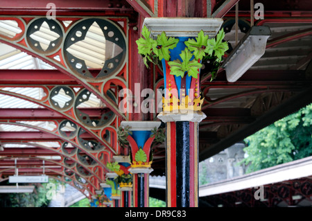 Restauriertes, ornamentales gusseisernes Laub auf den Kapitellen des Baldachins am Bahnhof Malvern in Worcestershire. Stockfoto