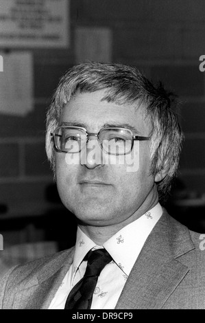 Clive Everton BBC TV-Kommentator bei The Embassy World Snooker Turnier, Crucible Theatre Sheffield in den frühen 1980er Jahren Stockfoto