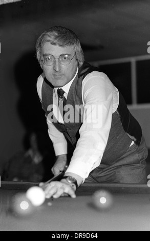 Clive Everton BBC TV-Kommentator bei The Embassy World Snooker Turnier, Crucible Theatre Sheffield in den frühen 1980er Jahren Stockfoto