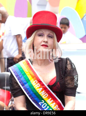 Cyndi Lauper Erbe stolz 2012 NYC März auf Fifth Avenue New York City, USA - 24.06.12 Stockfoto