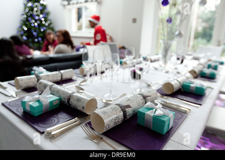 Weihnachtsessen Tisch für Weihnachten mit Dekorationen und Cracker in einem Haus UK, UK Stockfoto