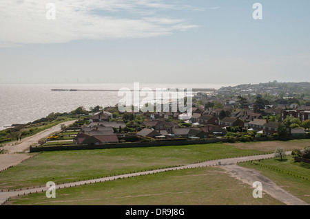Luftaufnahme des Seebades von Walton-on-the-Naze, Essex, Blick nach Süden vom Naze Turm. Stockfoto
