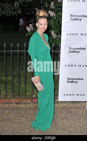 Gast der Serpentine Gallery-Sommerfest statt im Hyde Park - Ankünfte. London, England - 26.06.12 Stockfoto