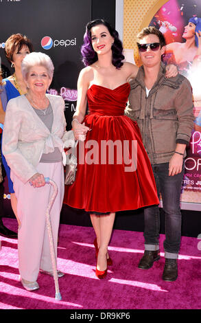 Katy Perry, Großmutter Ann Hudson Los Angeles-premiere von "Katy Perry: ein Teil von mir" statt in The Grauman Chinese Theatre - Ankünfte Los Angeles, Kalifornien - 26.06.12 Stockfoto