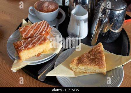 Kuchen, Cappuccino und Töpfe Tee: im Café am Southwold Pier serviert. Suffolk, England. Stockfoto