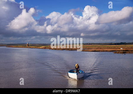 Mensch und Hund im Boot auf dem Fluss Blyth. Hafen von Southwold, Suffolk, England. Stockfoto