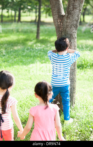 Kinder spielen in der Natur Stockfoto