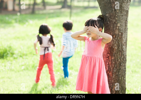 Kinder spielen in der Natur Stockfoto