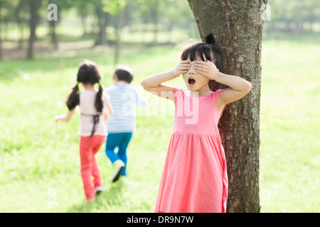 Kinder spielen in der Natur Stockfoto