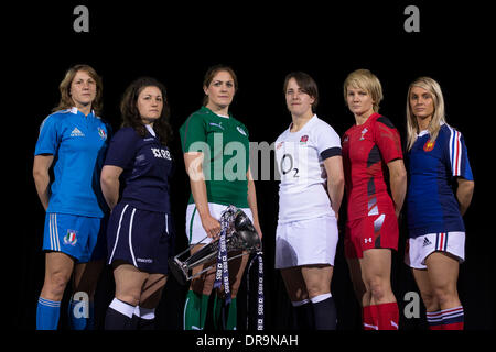 London, UK. 22. Januar 2014. Kapitäne der Teams der Frauen posieren mit den sechs-Nationen-Pokal während die RBS Six Nations Medien Start vom Hurlingham Club. Bildnachweis: Aktion Plus Sport/Alamy Live-Nachrichten Stockfoto