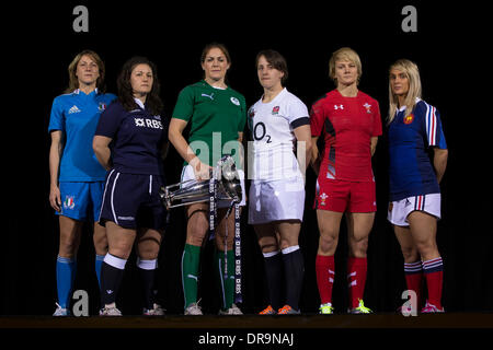 London, UK. 22. Januar 2014. Kapitäne der Teams der Frauen posieren mit den sechs-Nationen-Pokal während die RBS Six Nations Medien Start vom Hurlingham Club. Bildnachweis: Aktion Plus Sport/Alamy Live-Nachrichten Stockfoto