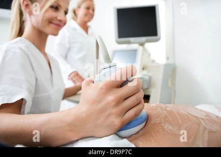 Schwangere Frau geht durch eine Ultraschalluntersuchung Stockfoto