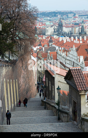 Bild von der Prager Burg. Erste Mala Strana Viertel, dann den Fluss Vltava und hinter Mestro Nové Nachbarschaft. Stockfoto