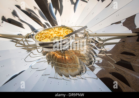 Ein Solarkocher Kochen in den Büros des WWF Indien in Delhi, Indien verwendet wird. Stockfoto