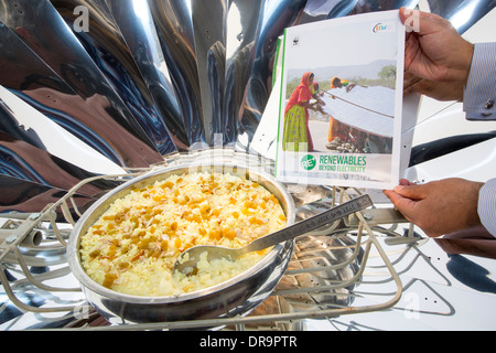 Ein Solarkocher Kochen in den Büros des WWF Indien in Delhi, Indien verwendet wird. Stockfoto