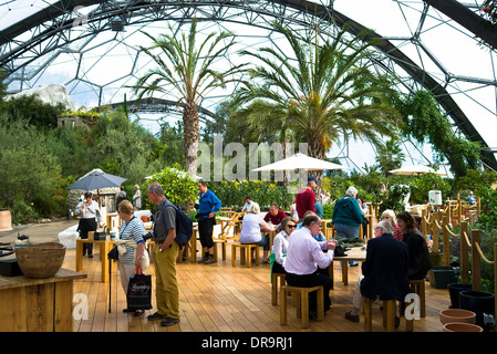 Touristen im gemäßigten Biom Eden Projekt Cornwall UK Stockfoto