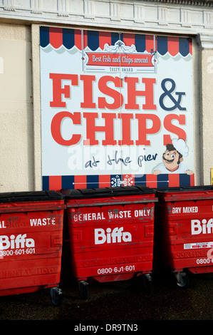 Melden Sie sich außerhalb eines Fish &amp; Chips-Shop, UK Stockfoto